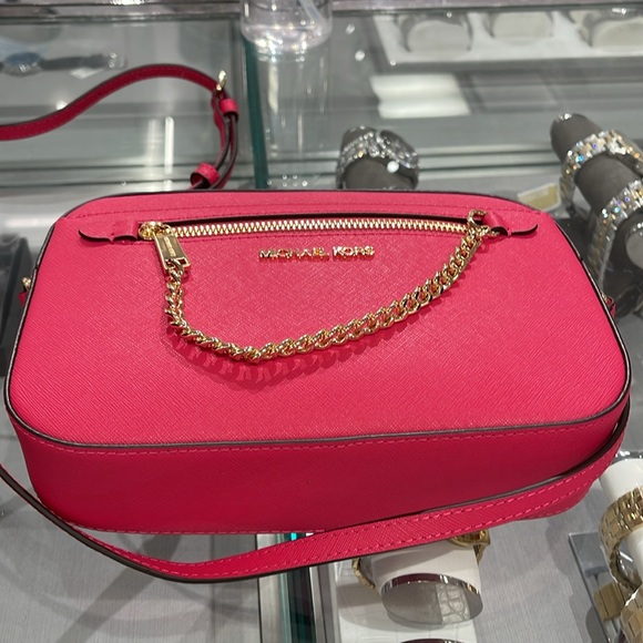 MICHAEL KORS
Jet Set Large Saffiano Leather Crossbody Bag
ELECTRIC PINK
NWT - Picture 9 of 16